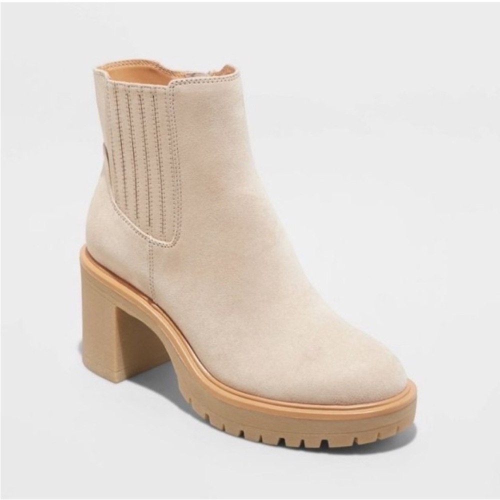 UNIVERSAL THREAD beige suede lug sole boots